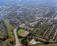 844688 Luchtfoto van de Eykmanlaan en omgeving te Utrecht, uit het noorden. Op de voorgrond de spoorlijn ...